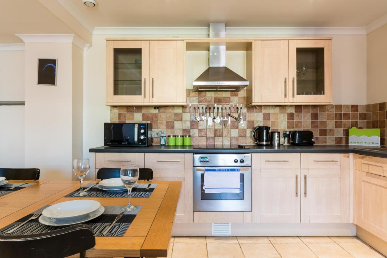 Old Town Apartments Суиндън Екстериор снимка